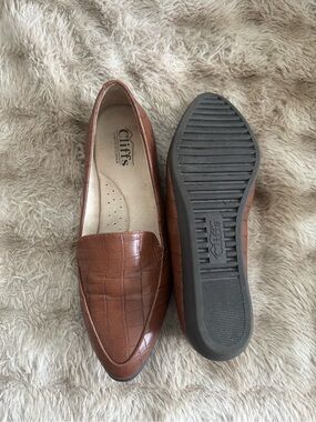 Cliffs by WHITE MOUNTAIN Tan Croc-Embossed Pointed Toe Loafers